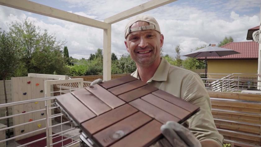 Nie trzeba skuwać płytek na tarasie, by całkowicie odmienić jego wygląd. Wystarczą podesty tarasowe montowane na zatrzask - takie jak zastosował Dominik Strzelec w pierwszym odcinku swojego programu "Polowanie na ogród".