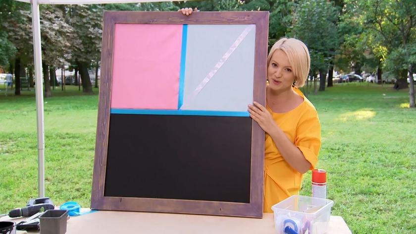 Dorota Szelągowska przygotowała taką tablicę dla Żanety, która pracuje jako nauczycielka w szkole podstawowej. Jednak nie trzeba uczyć, by sprawić sobie taką tablicę i umieszczać na niej zadania do wykonania, pamiątki czy fotografie. 