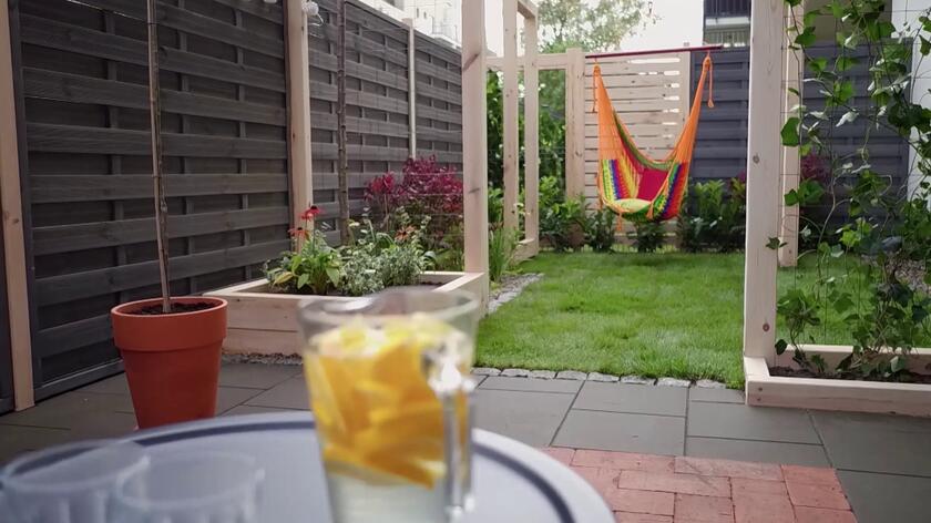 Niezagospodarowane, nierzadko zagracone ogródki dzięki Dominikowi Strzelcowi i jego ekipie zmieniły się w zielone zakątki idealne do relaksu. Zobaczcie wszystkie metamorfozy ogródków z 2. sezonu naszego programu "Polowanie na ogród"!