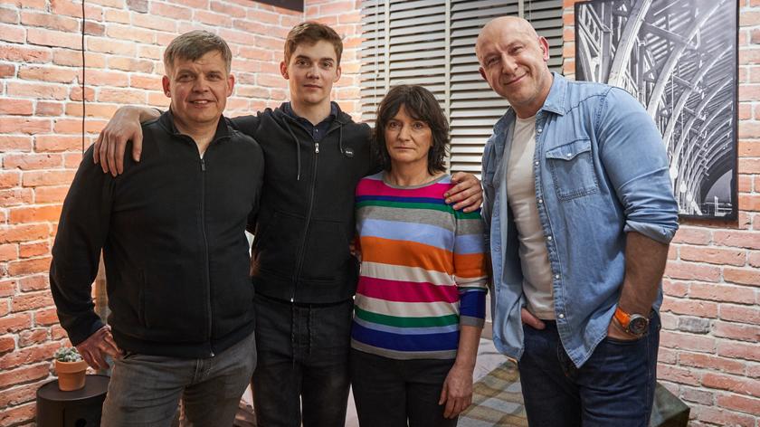 Rodzice 21-letniego Filipa wpadli na pomysł, by zrobić mu niespodziankę w postaci remontu pokoju, który wciąż przypominał pokój dziecka i nastolatka, a nie młodego mężczyzny. Poza starymi meblami było w nim pełno stojących na wierzchu brudnych naczyń i porozrzucanych ubrań. Rodzice, prosząc o remont Krzysztofa Mirucia, na pewno mieli też nadzieję, że nowe wnętrze zmobilizuje syna o dbanie o pokój. Nasz architekt postawił na styl loftowy. Dwie ściany zostały pokryte imitacją cegły, jedna betonem architektonicznym, a trzecią pomalowano na czarno. W pokoju znalazło się miejsce na duże łóżko z zagłówkiem, małe biurko, szafę wnękową i regał, który wygląda jak dzieło sztuki!