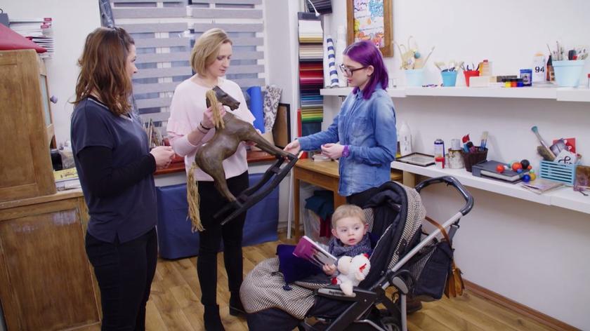 Pani Patrycja do pracowni Sylwii i Małgosi przyszła razem z synem i... drewnianym konikiem na biegunach, który od lat jest w jej rodzinie. Zabawka jest już mocno sfatygowana, a właścicielka chciałaby go przekazać synkowi. Dziewczyny będą więc miały sporo trudnej, ale satysfakcjonującej pracy!