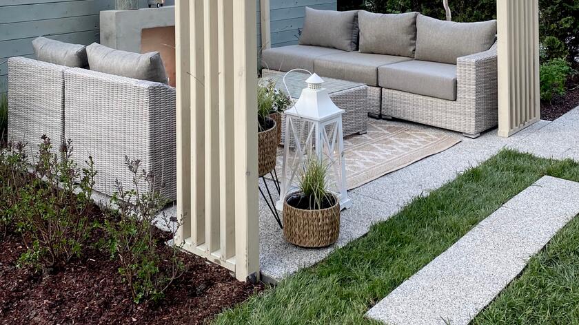 Bohaterki 9. odcinka 4. sezonu "Wymarzonych ogrodów" - Oliwka i jej mama Magda - marzyły, by w ich ogrodzie pojawiła się strefa relaksu, taras, trawnik oraz ... trampolina. Izabela Szarmach oraz Olga Piórkowska nie tylko zrealizowały wszystkie życzenia swoich zleceniodawczyń, ale nie byłyby sobą, gdyby nie stworzyły specjalnie dla nich kwiatowych rabat i nie wprowadziły do ogrodu trochę zieleni. Zobaczcie, na jakie gatunki postawiły tym razem. 