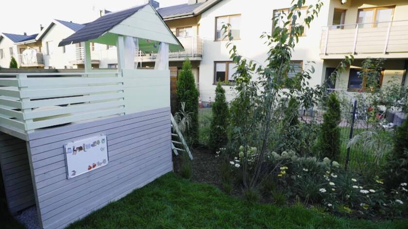 W 4. odcinku 3. sezonu "Wymarzonych ogrodów" Izabela Szarmach i Olga Piórkowska stanęły przed prawdziwym wyzwaniem. Musiały stworzyć ogrodową przestrzeń, w której dobrze będą się czuły cztery osoby: kochający rowery Łukasz, miłośniczka książek i fotografii Paulina, a także ich córki: Kalina, która uwielbia swój ogrodowy domek i marząca o własnym kucyku w ogrodzie Liliana. Mając do swojej dyspozycji zaledwie trzy dni nasze zdolne projektantki zdołały spełnić marzenia trzech osób. Ale i bez konia w domu Liliana była zadowolona z finałowego wystroju ogródka. Wraz ze starszą siostrą otrzymała bowiem "odpimpowany" domek z dywanem, lampkami i tarasem. Rodzicom natomiast do gustu przypadł grill oraz taras, w którym Iza i Olga stworzyły mnóstwo miejsca do siedzenia i przechowywania. Znalazły też miejsce na trzymanie rowerów, których jest nieco więcej niż członków rodziny. Ich zleceniodawcy byli zachwyceni z rezultatów prac i podczas finału wyobrażali sobie, co w przyszłości będą mogli robić w tej przestrzeni. Być może nasze prowadzące niedługo otrzymają zaproszenie na wystawę fotografii Pauliny... 