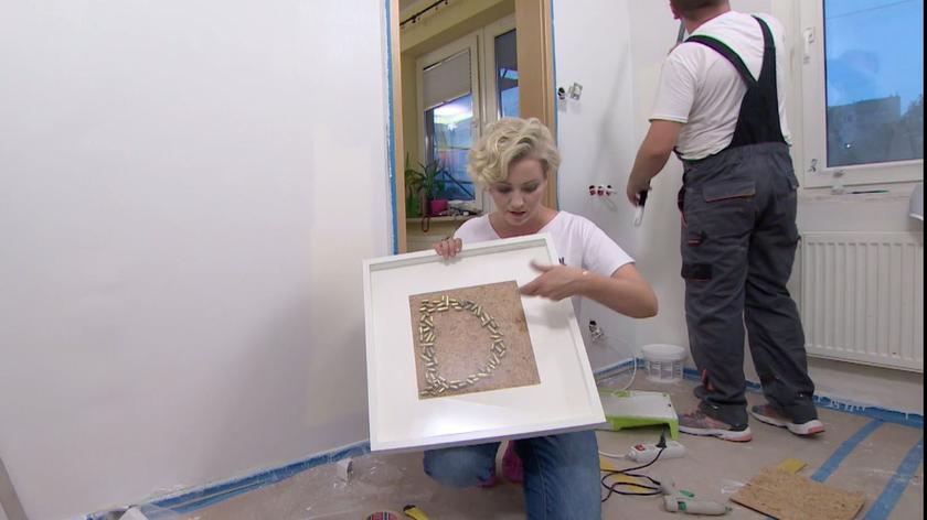 Ramki 3D to jeden z ulubionych przedmiotów Doroty Szelągowskiej. Świetnie nadają się do wyeksponowania pamiątek i... zrobienia prezentu. Tym razem Dorota postanowiła sprezentować jednemu z bohaterów "Dorota was urządzi" własnoręcznie zrobioną z łusek literę D. Zobaczcie, jak to zrobiła!