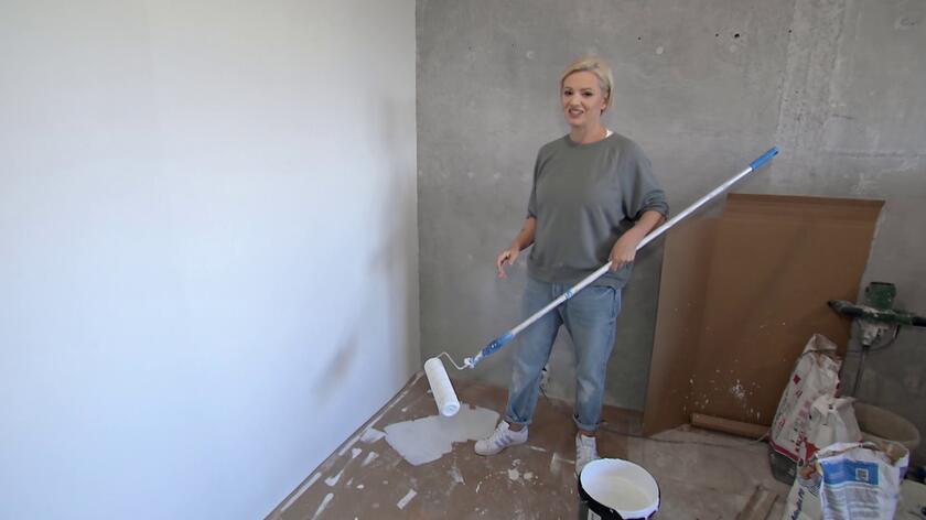 Czy malowanie może być przyjemnością? Z odpowiednią farbą – na pewno! Dorota Szelągowska wybrała Tikkurila Optiva Ceramic Super Matt 3, która łatwo się rozprowadza, świetnie kryje i nadaje ścianie antyrefleksyjne, głęboko matowe wykończenie.