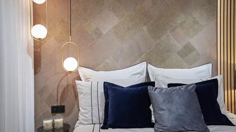 Sypialnia w stylu dark glamour z 8. odcinka "Weekendowej metamorfozy"