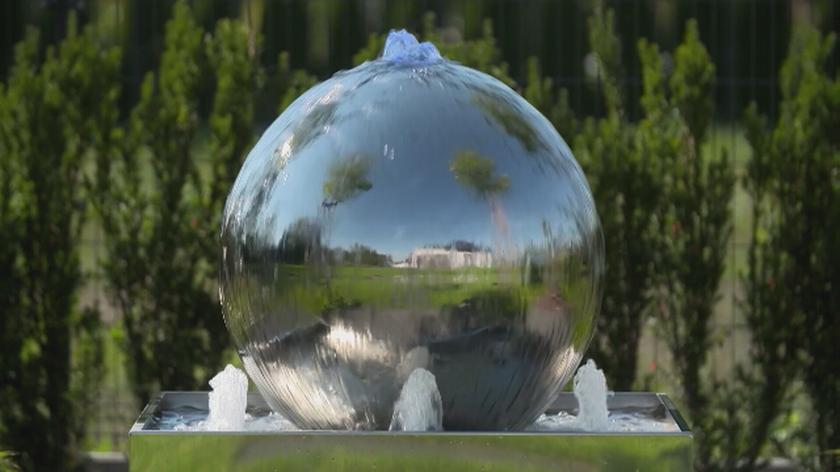 Pani Barbara i pan Wacław z Pieńska przed 20 lat pielęgnowali stworzony przez siebie ogród. Gdy jednak zapadła decyzja o wybudowaniu nowego domu w stylu nowoczesnym, poszła za tym również zmiana w ogrodzie. Zatrudnili projektantkę, by wokół budynku zaprojektowała pasujący do niego ogród. Teraz w ogrodzie znajdują się m.in. lustra i ciekawa mała architektura.