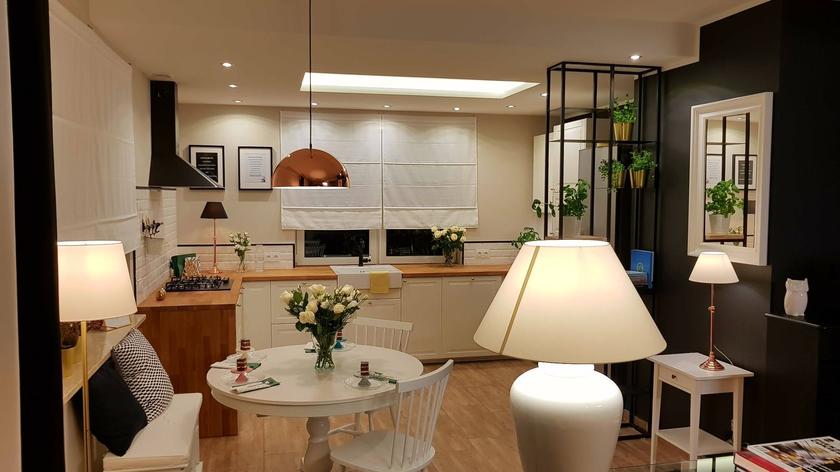 Ania i Czarek uwielbiają gotować. Ona ma cukiernię, a on jest wielkim łasuchem. Jednak ich kuchnia zniechęcała do kulinarnych eksperymentów i w ogóle nie pasowała do połączonego z nią salonu. Wezwany na pomoc Krzysztof Miruć wreszcie stworzył kuchnię na miarę możliwości i potrzeb państwa Sów!