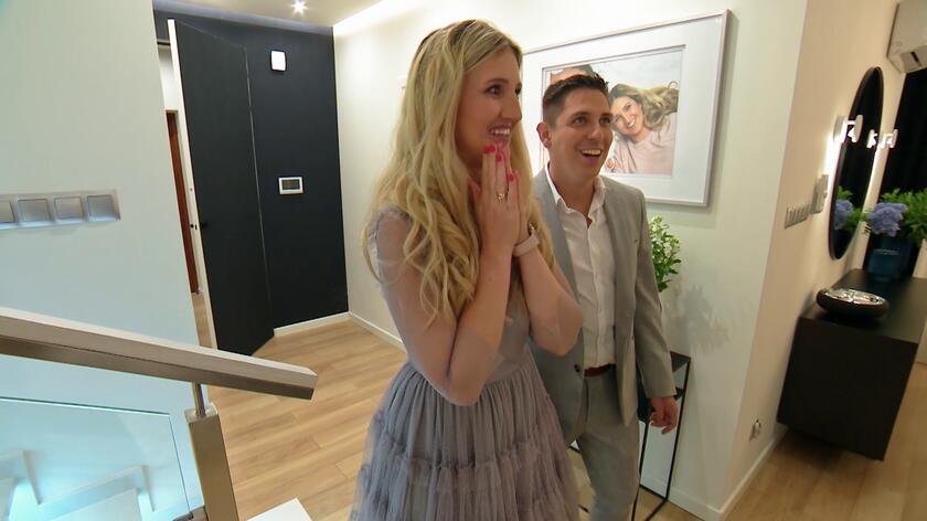 Bohaterowie 4. odcinka "Zgłoś remont" Ewelina i Marcin są szczęśliwymi posiadaczami domu i dwóch córek. Dziewczynki "przejęły" pustawy salon, zagracając go swoimi zabawkami. Rodzicie powiedzieli "dość" i zgłosili się do Krzysztofa Mirucia, by ten nadał stylu salonowi i urządził go tak, by na zabawki nie było już miejsca. Dla Eweliny najważniejszy był efekt "WOW" i to, by zapraszani do domu goście byli pod wrażeniem salonu. Krzysztofowi udało się to marzenie zrealizować. Zobaczcie wideo z fragmentem finału odcinka!