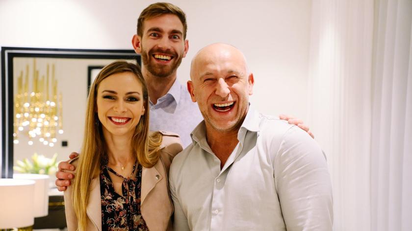 Aneta i Marcin, bohaterowie 5. odcinka 6. sezonu "Zgłoś remont", początkowo planowali poprosić Krzysztofa Mirucia o pomoc w zaprojektowaniu i wyremontowaniu tylko kuchni. Szybko jednak ich plany remontowe rozrosły się o połączony z kuchnią salon, przedpokój i toaletę. Mieszkanie po remoncie jest jasne i stonowane, choć nie brak w nim złotych dodatków, które lubi Aneta. Zobaczcie reakcję pary na metamorfozę mieszkania!