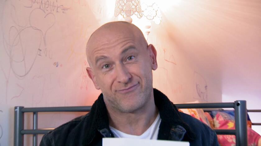 Każdy remont musi być poprzedzony przygotowaniem wnętrza - wyniesieniem wszystkich mebli i przedmiotów. Tak też miało być w przypadku remontu pokoju Mariny, córki Maćka, bohatera 10. odcinka "Zgłoś remont". Niestety, troskliwy tatuś nie potrafi tak szybko rozstać się z rzeczami córki, z których już wyrosła, a każdy rysunek ogląda po kilka razy. Ekipa jest już gotowa do remontu, ale pokój nie!