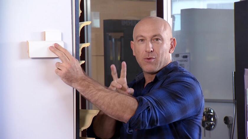 Ze względu na dobry stan parkietu w pokoju Ewy, bohaterki 6. odcinka "Zgłoś remont", Krzysztof Miruć zdecydował się go zostawić. Po zdjęciu starych listew przypodłogowych odkryte zostały jednak szczeliny dylatacyjne, które - zgodnie ze starą sztuką układania parkietu - były naprawdę duże. Pojedyncza listwa przypodłogowa, która zazwyczaj ma 15 mm szerokości, nie byłaby w stanie ich zasłonić. Krzysztof Miruć zdecydował się więc na ciekawe rozwiązanie - połączenie dwóch różnych listew!