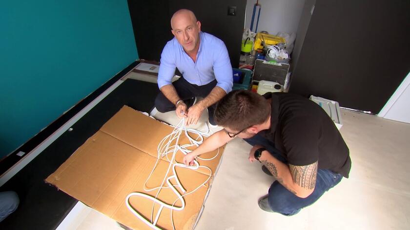 W internecie można znaleźć i zamówić wszystko - z dobrodziejstw zakupów online postanowił skorzystać także Krzysztof Miruć i zamówił neon do pokoju Ani, bohaterki 1. odcinka "Zgłoś remont". Niestety, produkt został dostarczony w takiej formie, że nie dało się go powiesić na ścianie. Na szczęście, z pomocą Krzyśkowi przyszedł stolarz Emil i uratował sytuację!